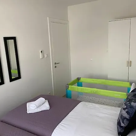 New Modern Near Old Town - Private Parking Apartment