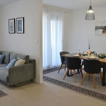 New Modern Near Old Town - Private Parking Apartment