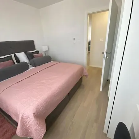 New Modern Near Old Town - Private Parking Apartment Zadar